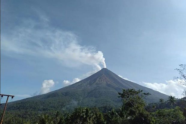 Gunung Karangetang Masih...