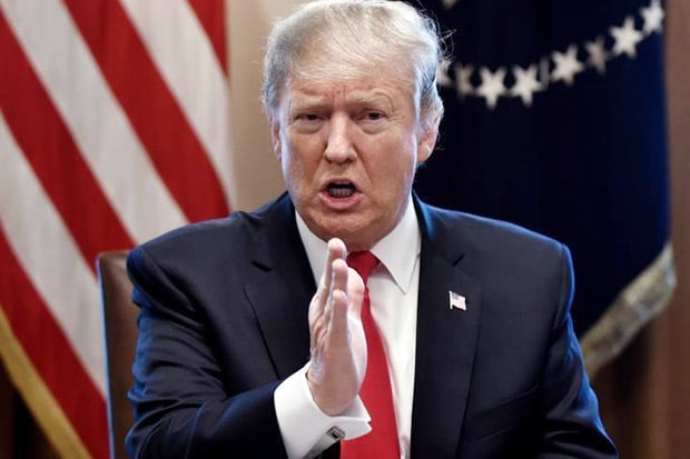 Trump Bantah Pertimbangkan...