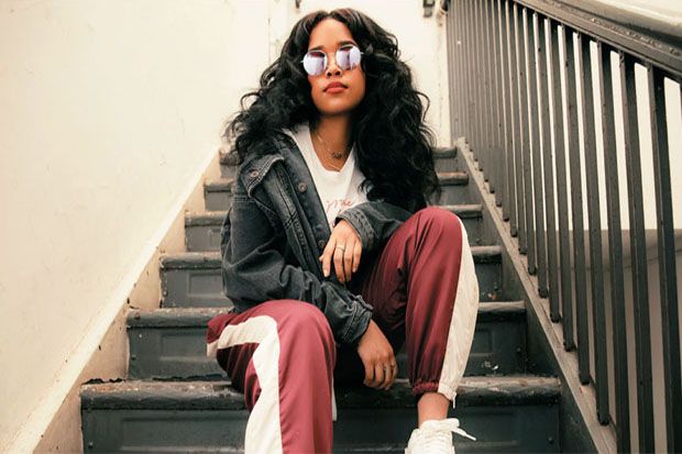 Gabi Wilson, Penyanyi...