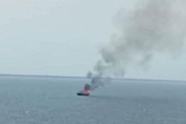 Kapal Terbakar di Perairan...