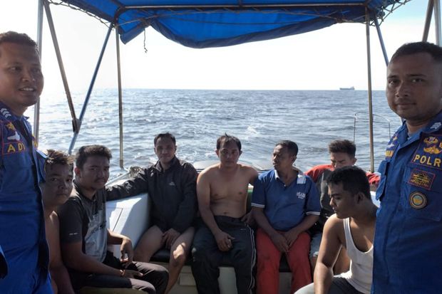 Kapal Terbakar di Selat...