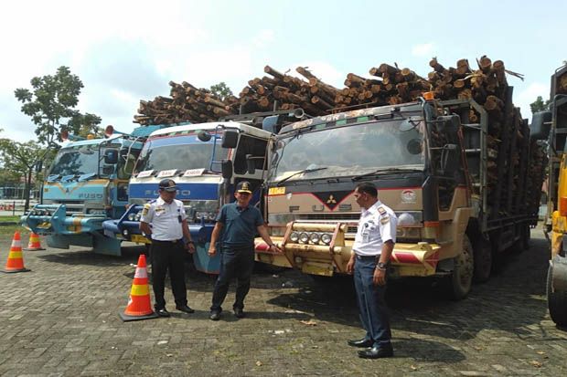Langgar Aturan, 4 Truk...