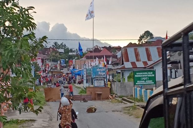 Ratusan Warga Blokade...