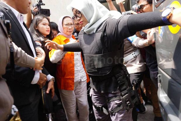 Ahli Hukum Pertanyakan...