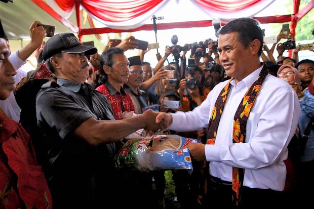Mentan Gelontorkan Bantuan...