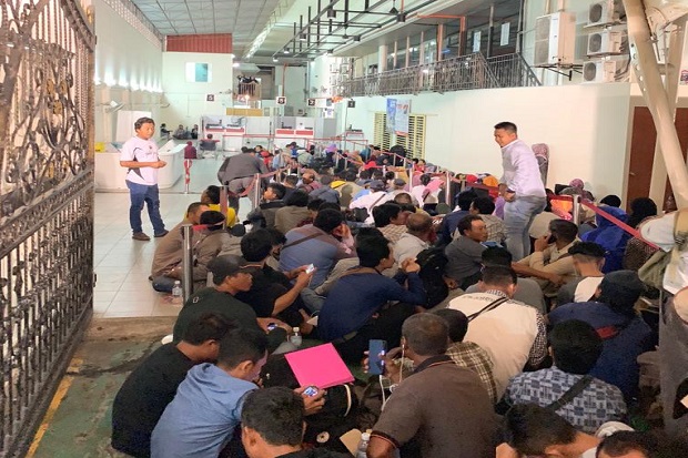 Pelayanan Dinilai Lamban,...