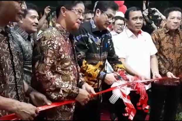 Resmikan GOR, Wakil...