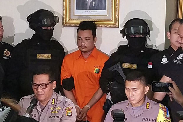 Polisi Serahkan Tersangka...