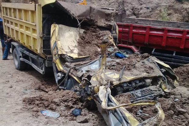 Evakuasi 7 Truk Tertimbun...