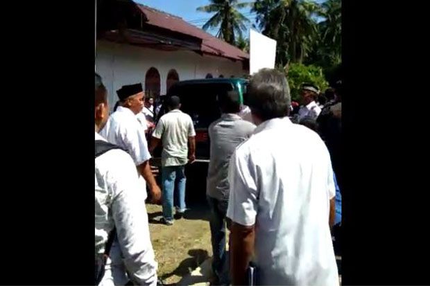 Puluhan Massa Hadang...