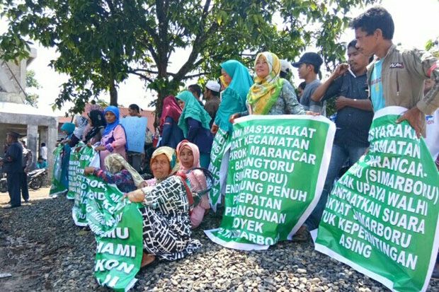Ratusan Warga Minta...