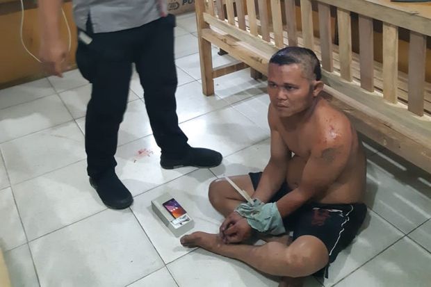 Curi Ponsel di Masjid,...