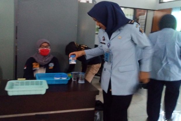 Puluhan Petugas Perempuan...