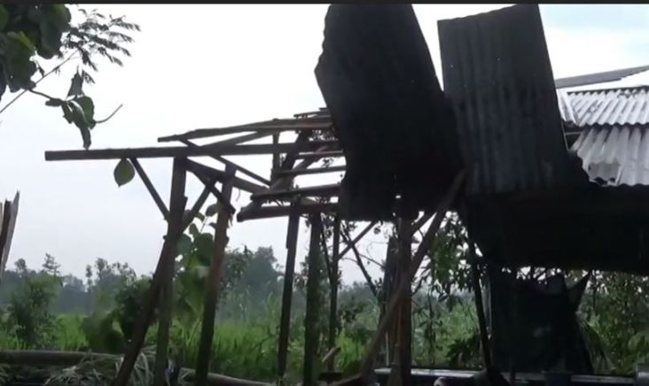 Puluhan Rumah Rusak...