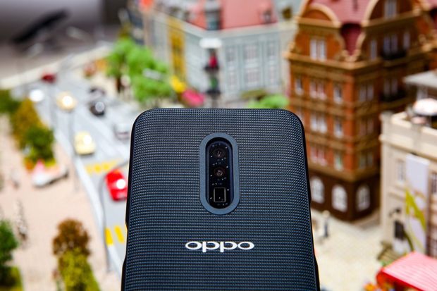 Oppo dengan Kamera Utama...