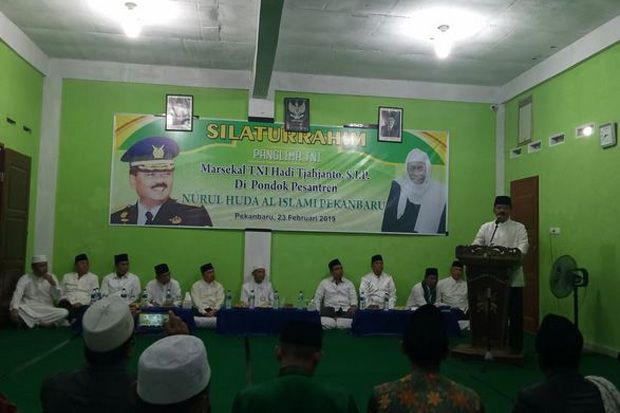 Kunjungi Ulama Riau,...