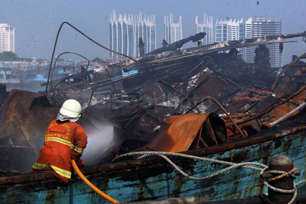 Kebakaran Kapal di Muara...