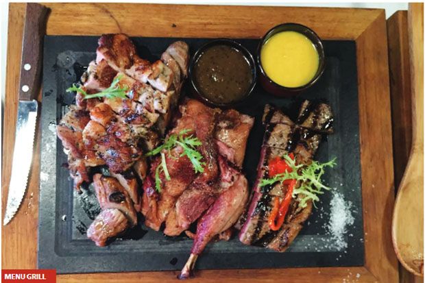 Menyantap Menu Grill...