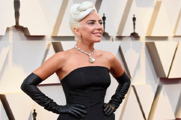 Lady Gaga Pakai Berlian...
