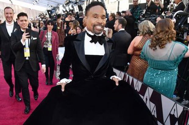 Gaun Tuksedo Billy Porter...
