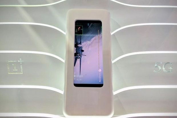 OnePlus Bawa Ponsel...
