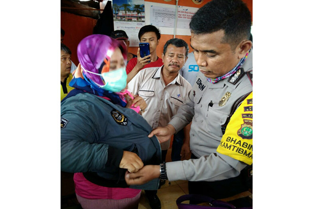 Belanja Pakai Uang Palsu,...