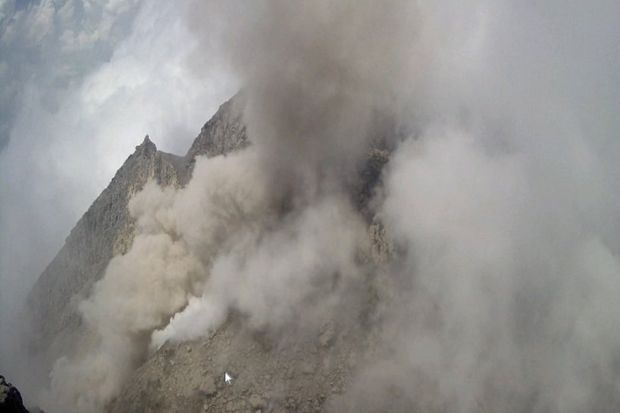 Gunung Merapi Keluarkan...