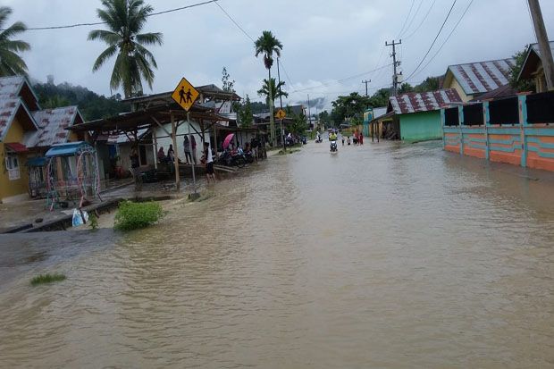 Diguyur Hujan, Jalan...