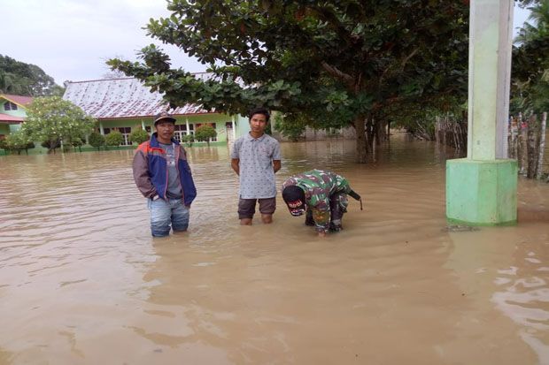 Air Sungai Meluap, Ratusan...