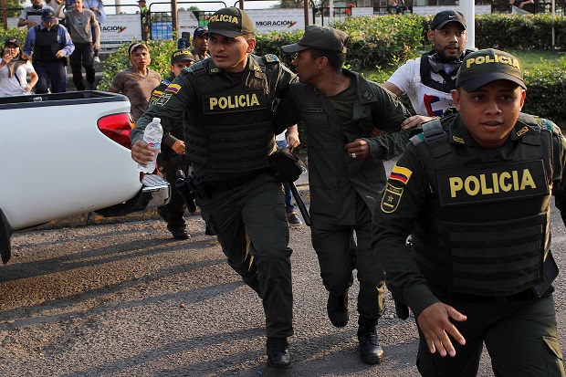Membelot, Ratusan Tentara...