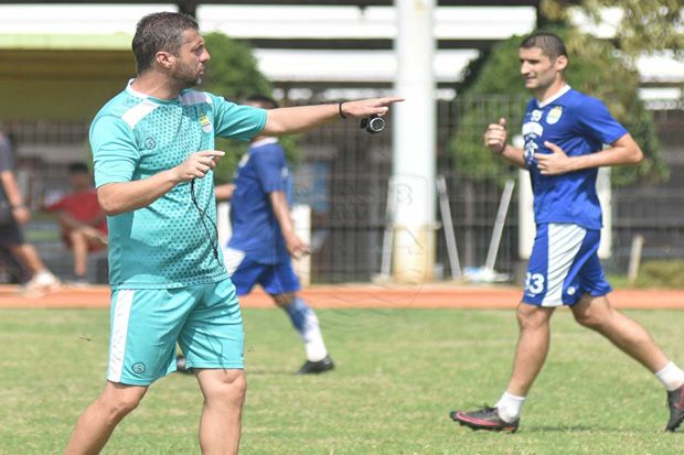 Persib Siaga Lawan Tira...