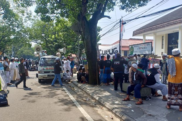 Ratusan Orang Unjuk...