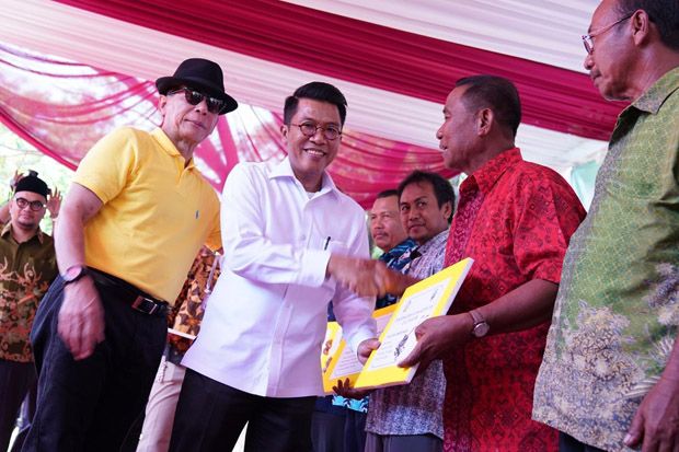 Serahkan Bantuan Tani...