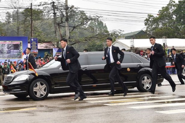 Selusin Bodyguard Berlari...