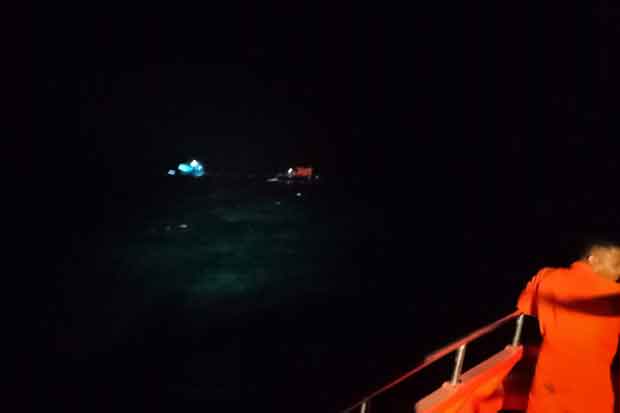 Dihantam Ombak, Kapal...