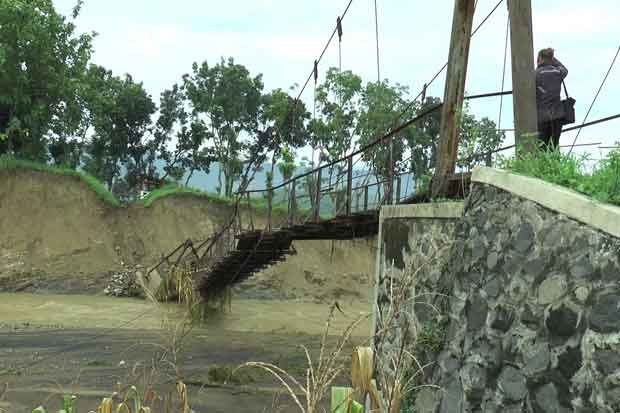 Diterjang Banjir, Jembatan...