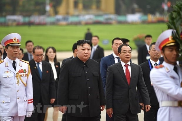 Kim Jong-un Bungkukkan...