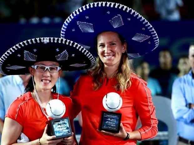 Azarenka Angkat Trofi...