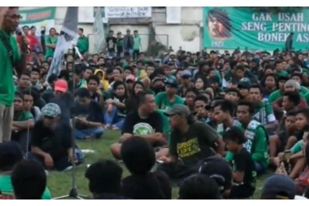 Bonek Serbu Bandung,...