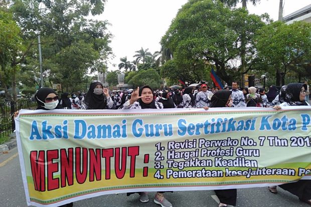 Tuntut Tunjangan, Ribuan...