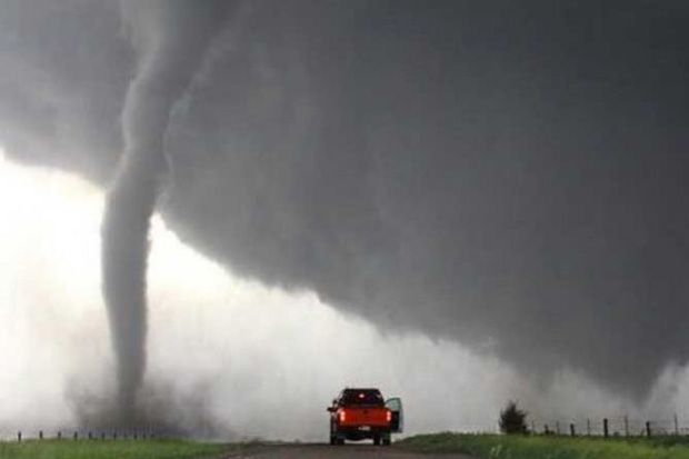Tornado Menerjang Alabama,...