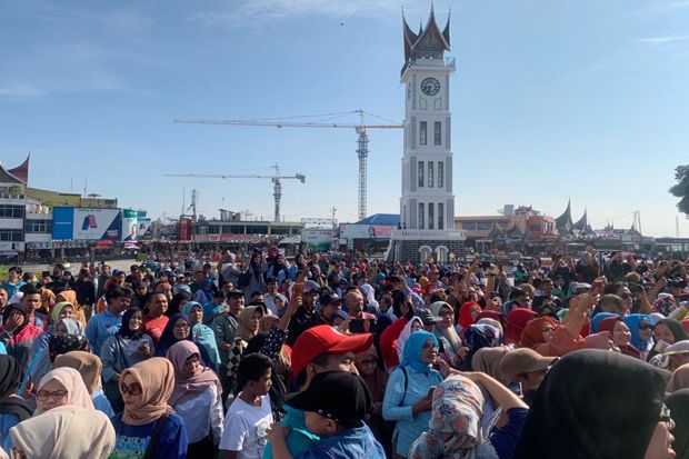 Ribuan Warga Bukittinggi...