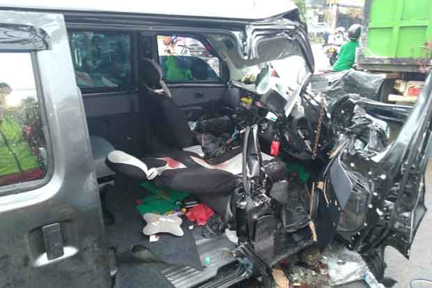 Tabrak Truk Sampah,...