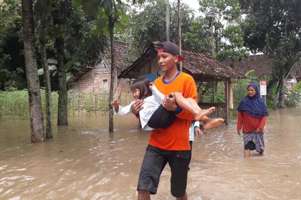 Sungai Madiun Meluap,...
