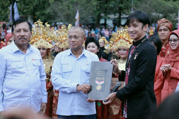 PT Bukit Asam Raih 3...