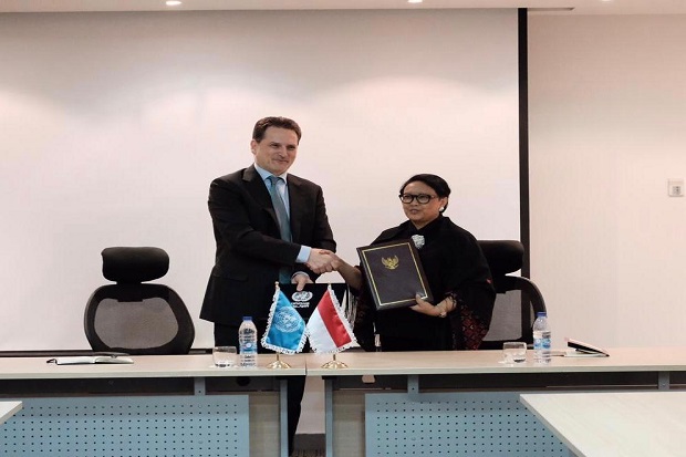 Menlu Retno Teken Perjanjian...