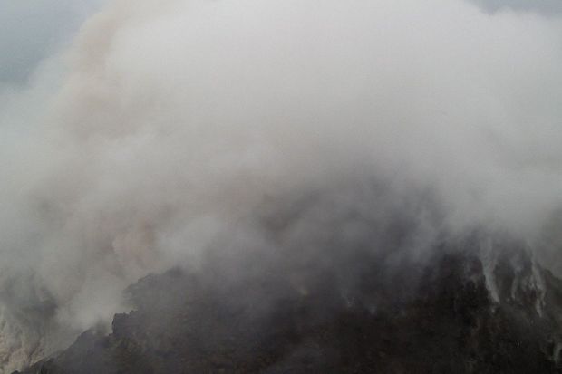 Gunung Merapi Luncurkan...