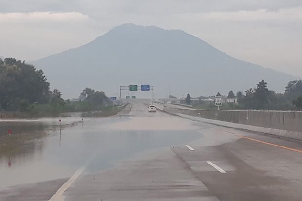 Banjir di Jalur Tol...