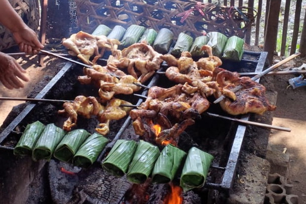 Kini, Menyantap Ayam...