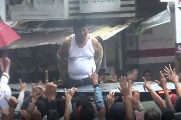 Aksi Buka Baju Prabowo...